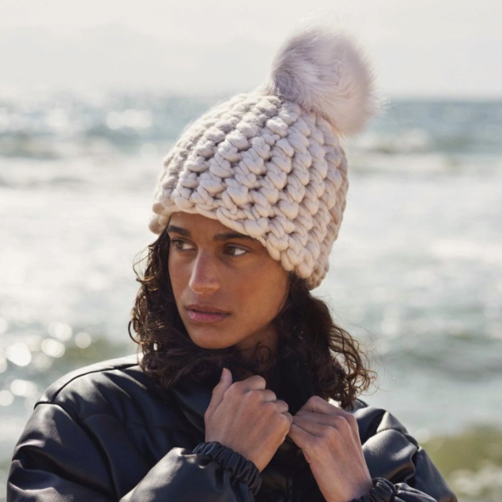 Mischa Lampert  beanie pomster with xl pom
